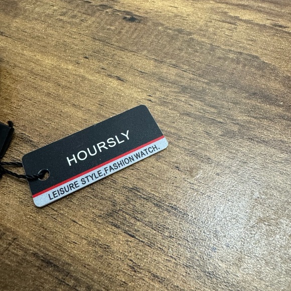 HOURSLY gold water resistant watch🌊 - Picture 3 of 4